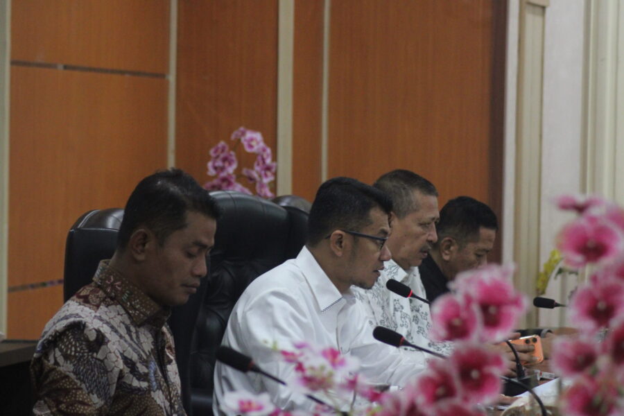 Bupati Solok Jon Firman Pandu bersama pimpinan DPRD Kabupaten Solok