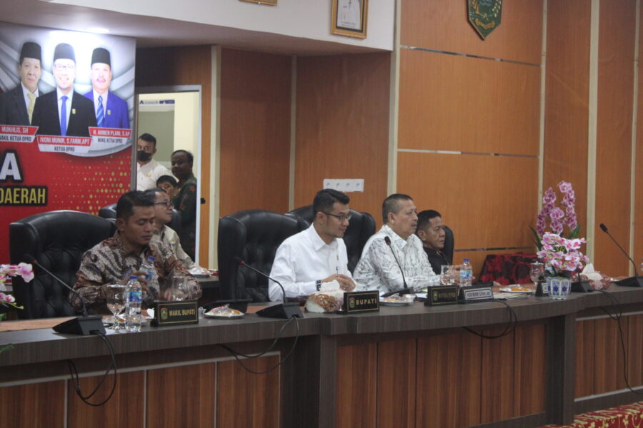 Ketua DPRD Kabupaten Solok Ivoni Munir memimpin rapat paripurna APBD Perubahan 2026