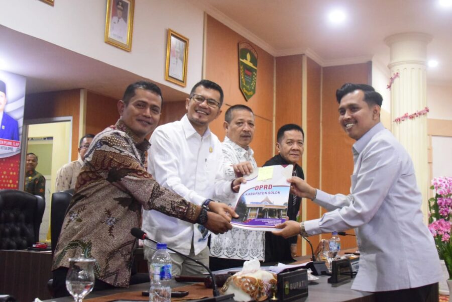 Deny Eka Surya menyampaikan laporan hasil pembahasan Banggar DPRD Kabupaten Solok